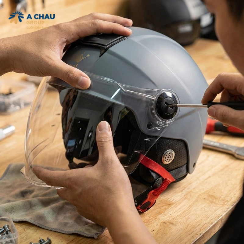 Lắp kính mới cho mũ bảo hiểm