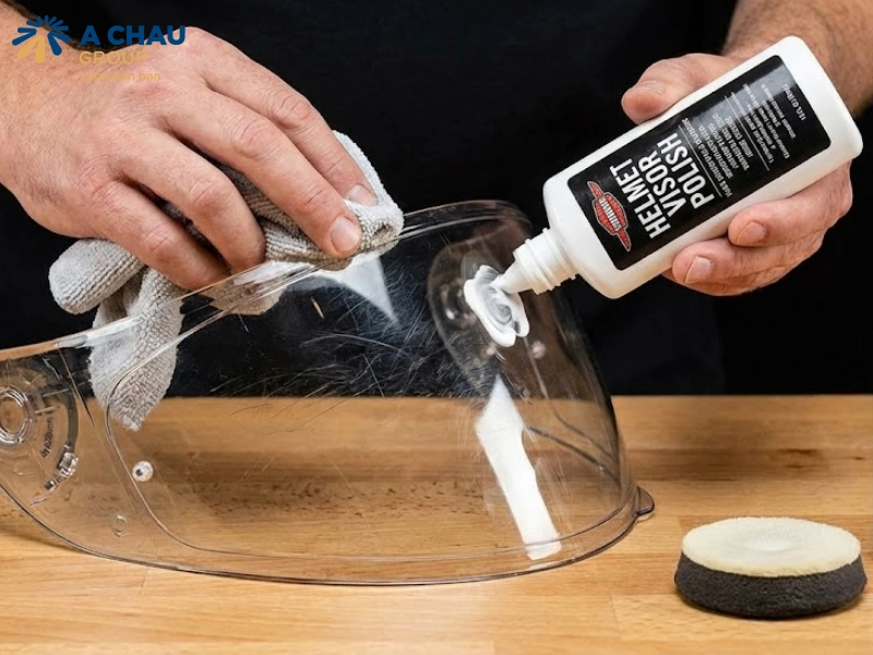 Xóa vết xước bằng kính nón bảo hiểm bằng dung dịch chuyên dụng