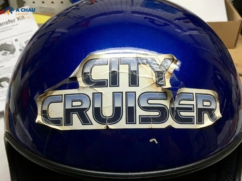 Chọn công nghệ in không phù hợp với bề mặt mũ dẫn tới logo dễ bong tróc