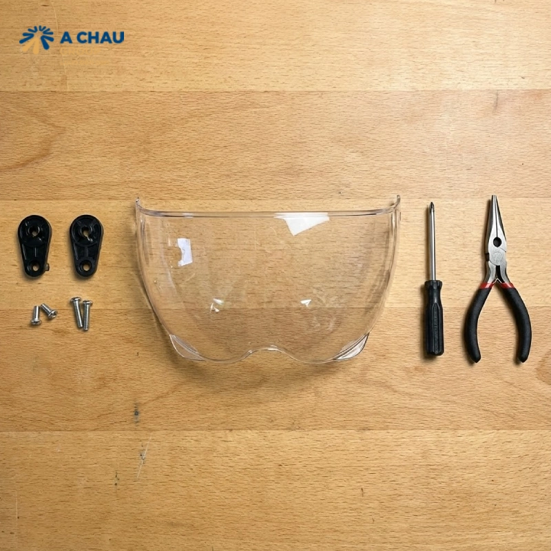 Chuẩn bị dụng cụ cần thiết trước khi thực hiện cách lắp kính mũ bảo hiểm nửa đầu 