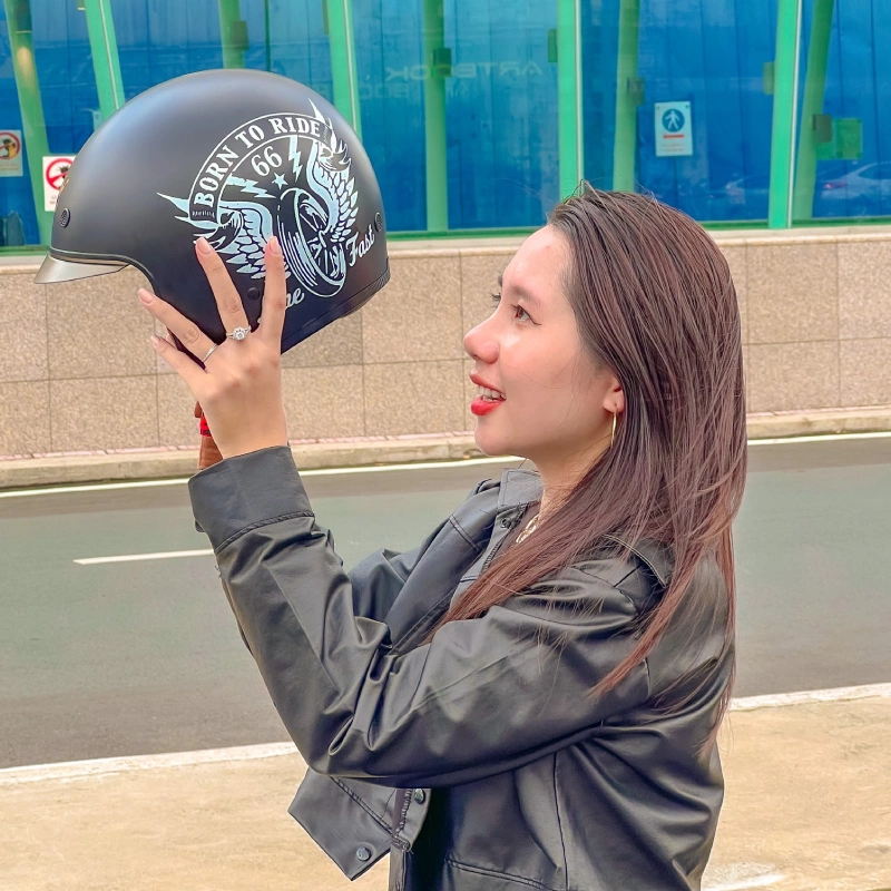 Đánh bóng nón bảo hiểm giúp sạch sẽ bảo vệ sức khỏe