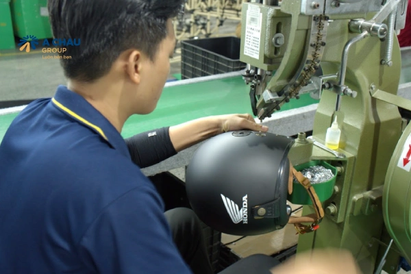 Gia công nón bảo hiểm