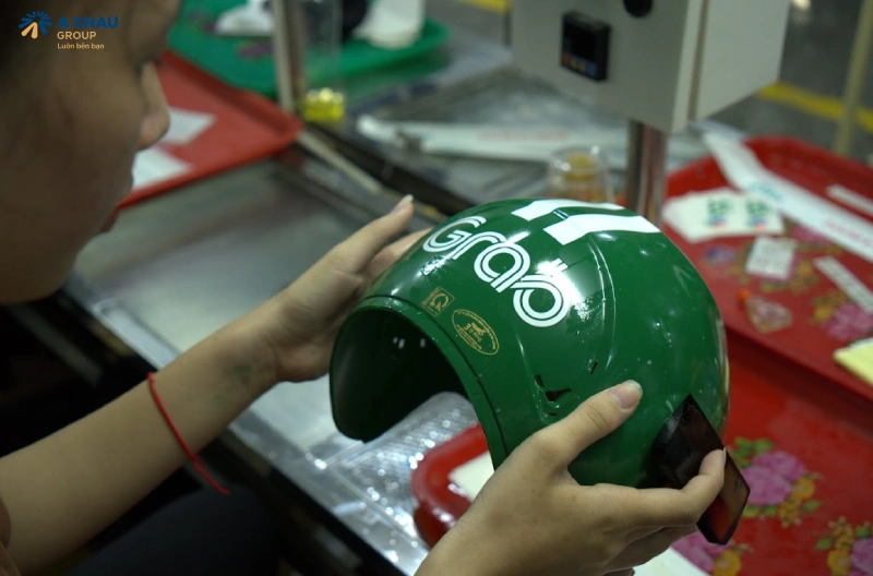 Gia công mũ bảo hiểm giúp doanh nghiệp tùy chỉnh thương hiệu tối đa