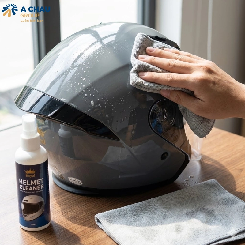 Trước khi đánh bóng nón bảo hiểm cần làm sạch bề mặt nón 