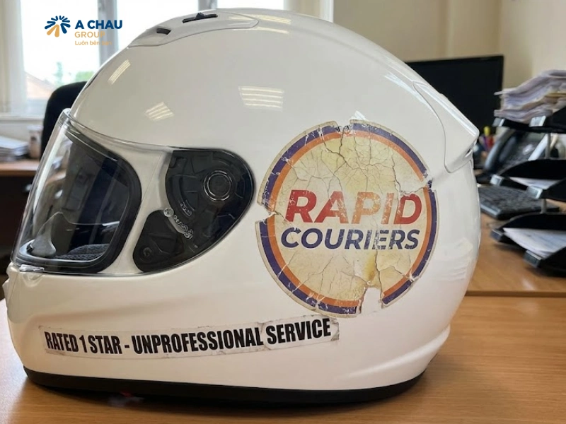 Logo ở mũ bảo hiểm giá rẻ dễ bong tróc, không đồng đều