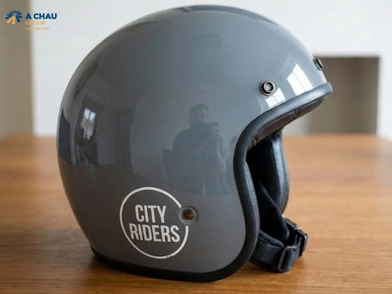 Chọn sai vị trí in logo trên nón bảo hiểm là sai lầm khi in logo trên nón bảo hiểm quà tặng