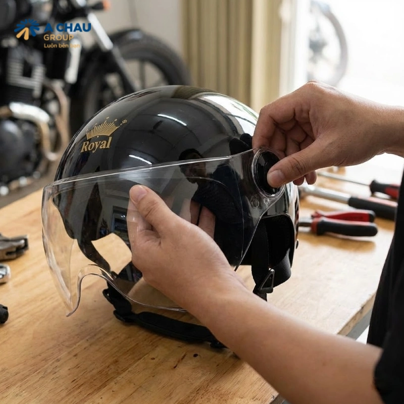 Cách lắp kính mũ bảo hiểm nửa đầu là phải tháo kính cũ trước