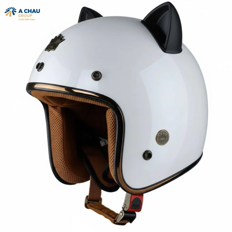 Trang trí nón bảo hiểm bằng cách gắn các phụ kiên tai mèo, tai thỏ....