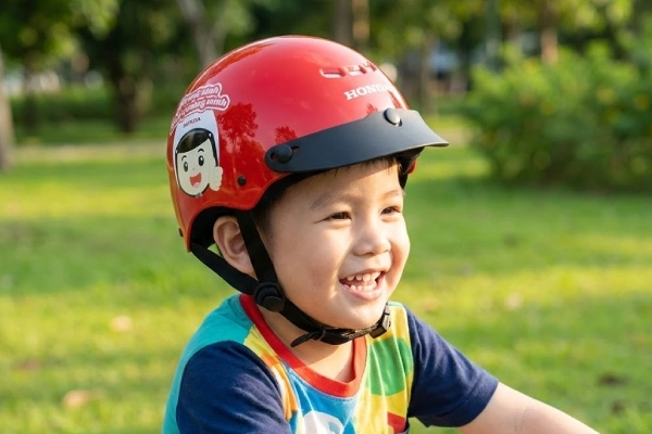 Bé 3 tuổi có nên đội mũ bảo hiểm chưa?