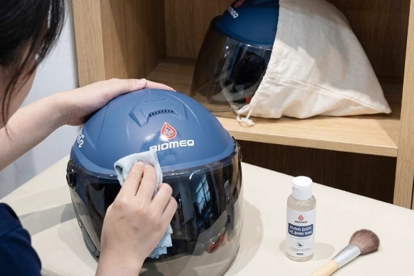 Cách bảo quản nón bảo hiểm đã in logo không bị bong tróc