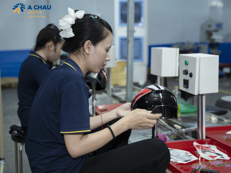 In decal trên mũ bảo hiểm quảng cáo