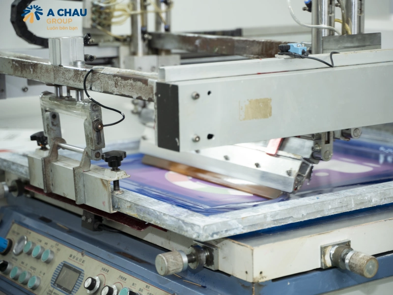 In lụa lên mũ bảo hiểm quảng cáo là gì