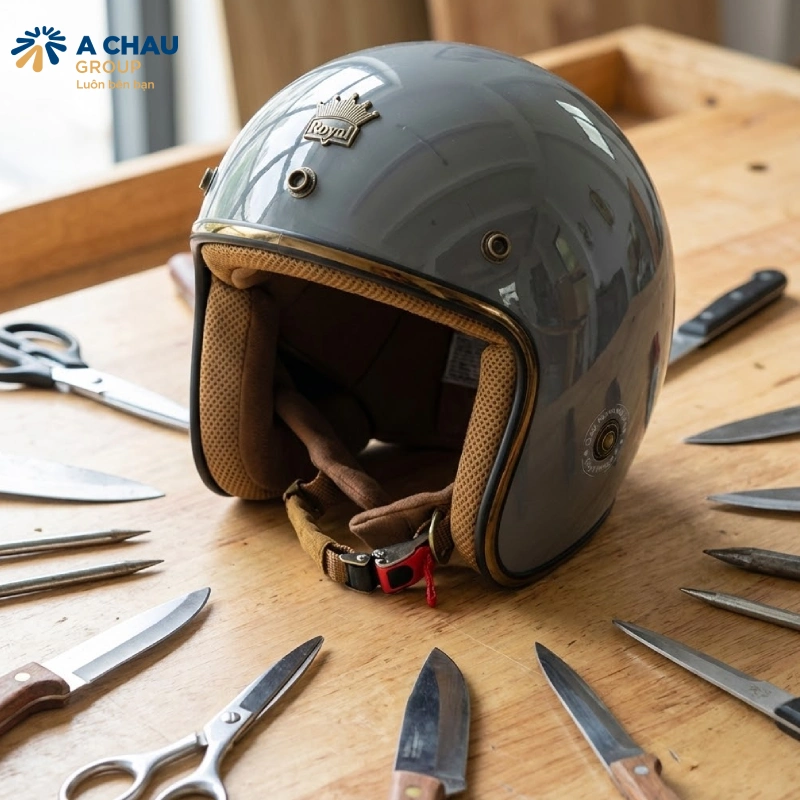 Cách bảo quản nón bảo hiểm in logo không bị bong tróc là không để nón bảo hiểm đã in logo tiếp xúc với vật sắc nhọn