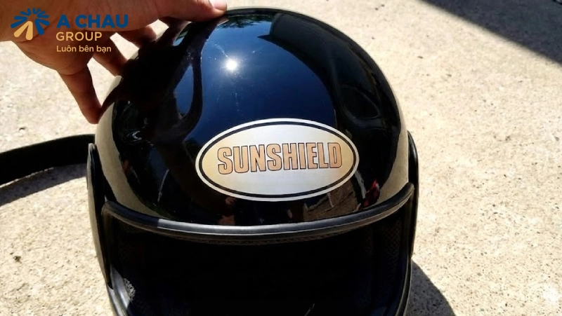 Cách bảo quản nón bảo hiểm in logo không bị bong tróc là không phơi mũ ngoài nắng gắt