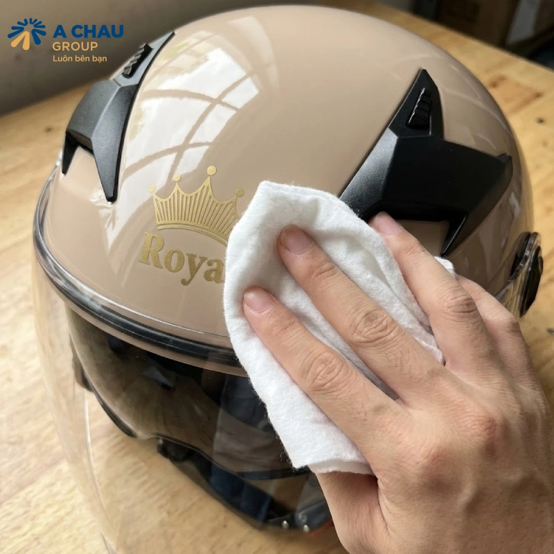 Cách bảo quản nón bảo hiểm in logo không bị bong tróc là vệ sinh nón bảo hiểm đúng cách để không làm hỏng logo
