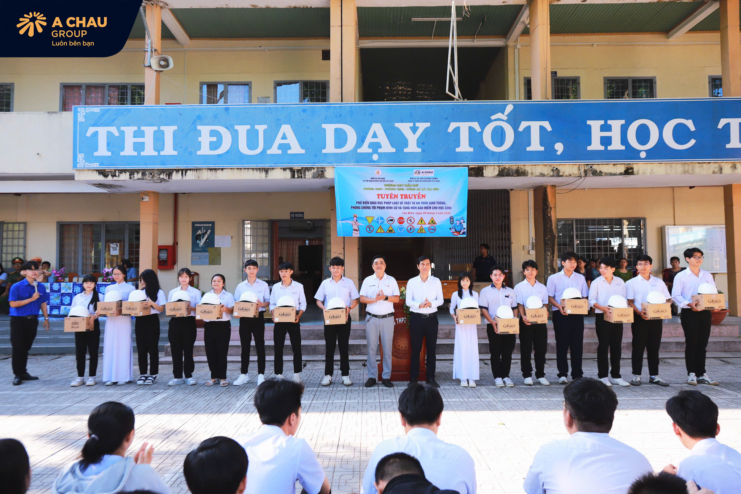 Á Châu Group trao tặng 150 mũ bảo hiểm cho học sinh Trường THPT Trần Phú – Tân Biên