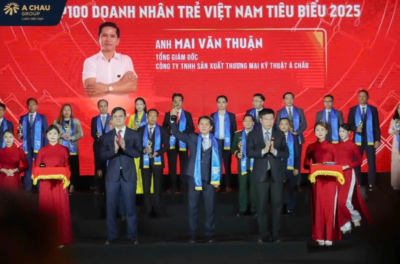 Ông Mai Văn Thuận – TGĐ Tập đoàn Quốc tế Á Châu nhận giải thưởng Sao Đỏ. ↵