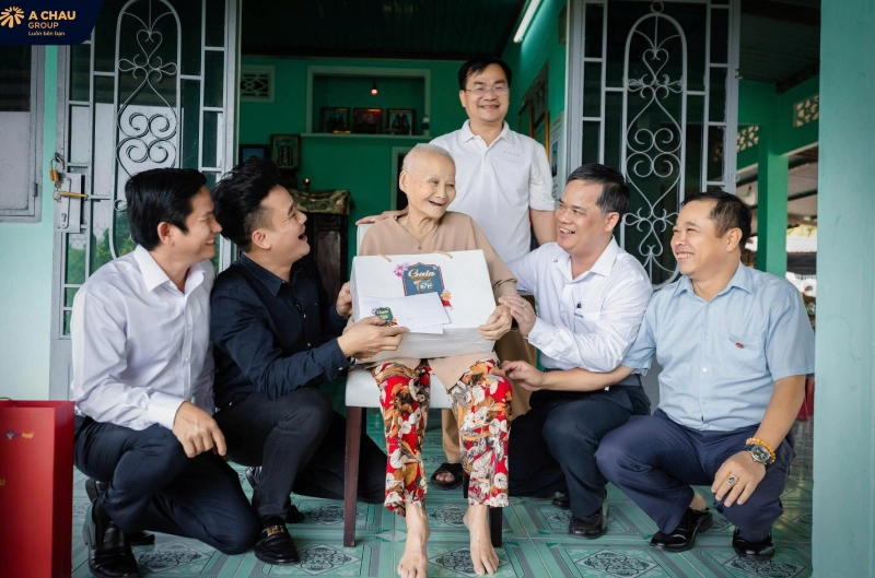 Trao quà tết cho nạn nhân chất độc da cam Dioxin ….