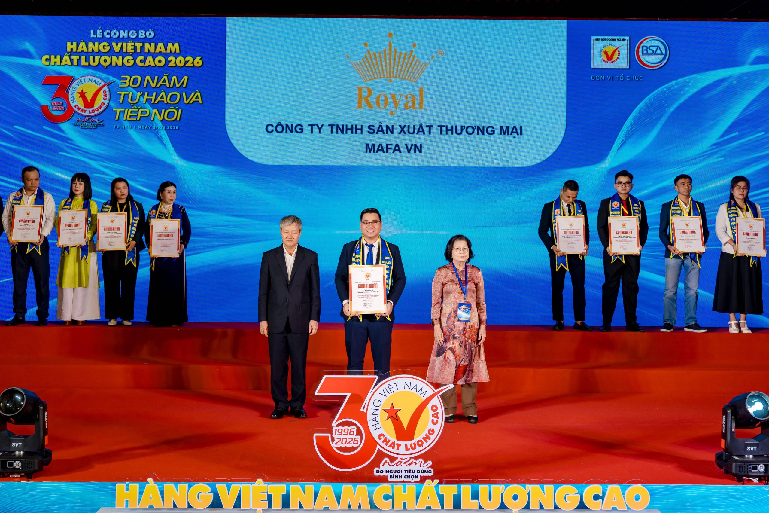 Đại diện của Tập đoàn quốc tế Á Châu nhận chứng nhận hàng Việt Nam chất lượng cao