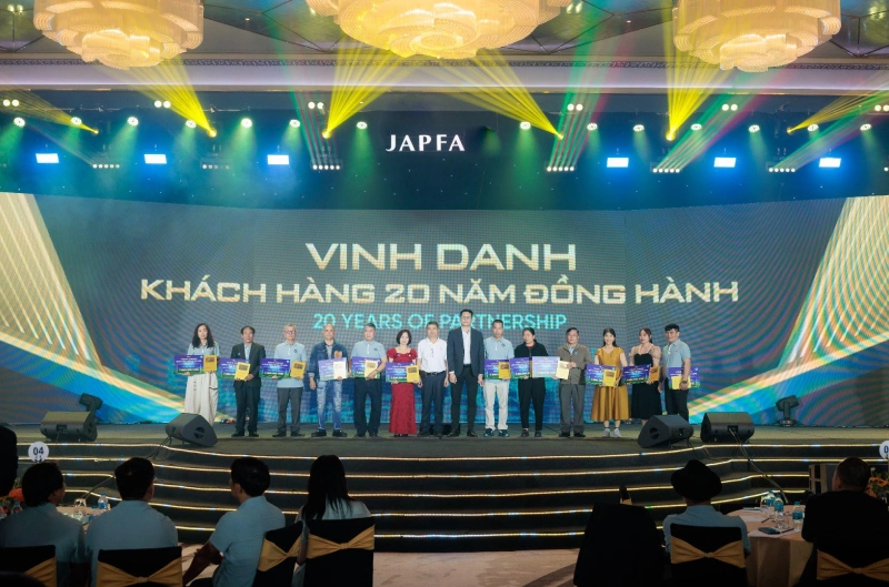 Trong các chương trình dành cho đại lý và nhà phân phối là các dịp tặng nón bảo hiểm in logo thích hợp