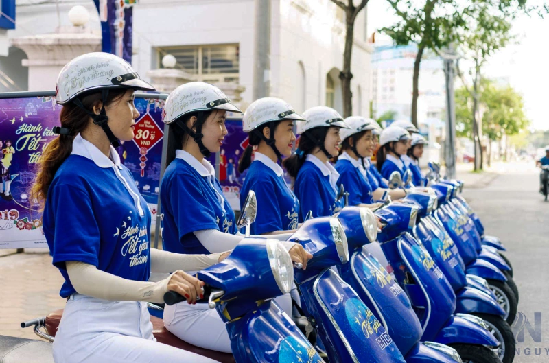 Trong các chiến dịch roadshow, activation và sự kiện ngoài trời là các dịp tặng nón bảo hiểm in logo thích hợp