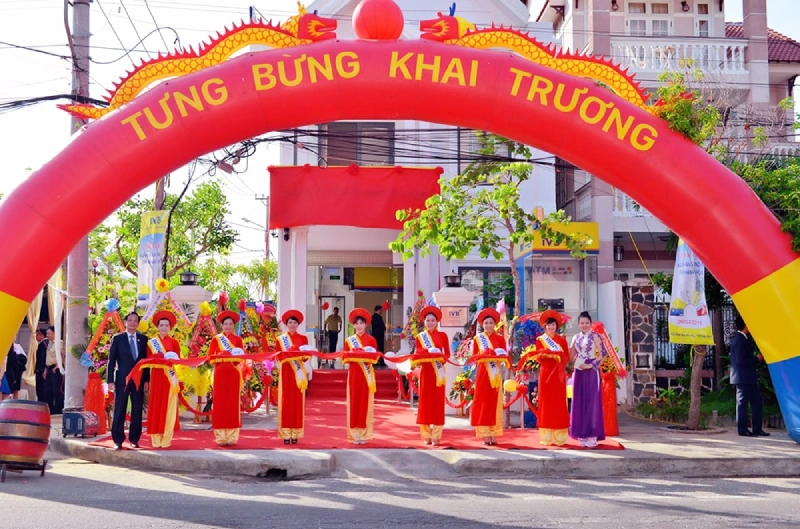Khai trương cửa hàng, showroom hoặc chi nhánh mới là các dịp tặng nón bảo hiểm in logo thích hợp