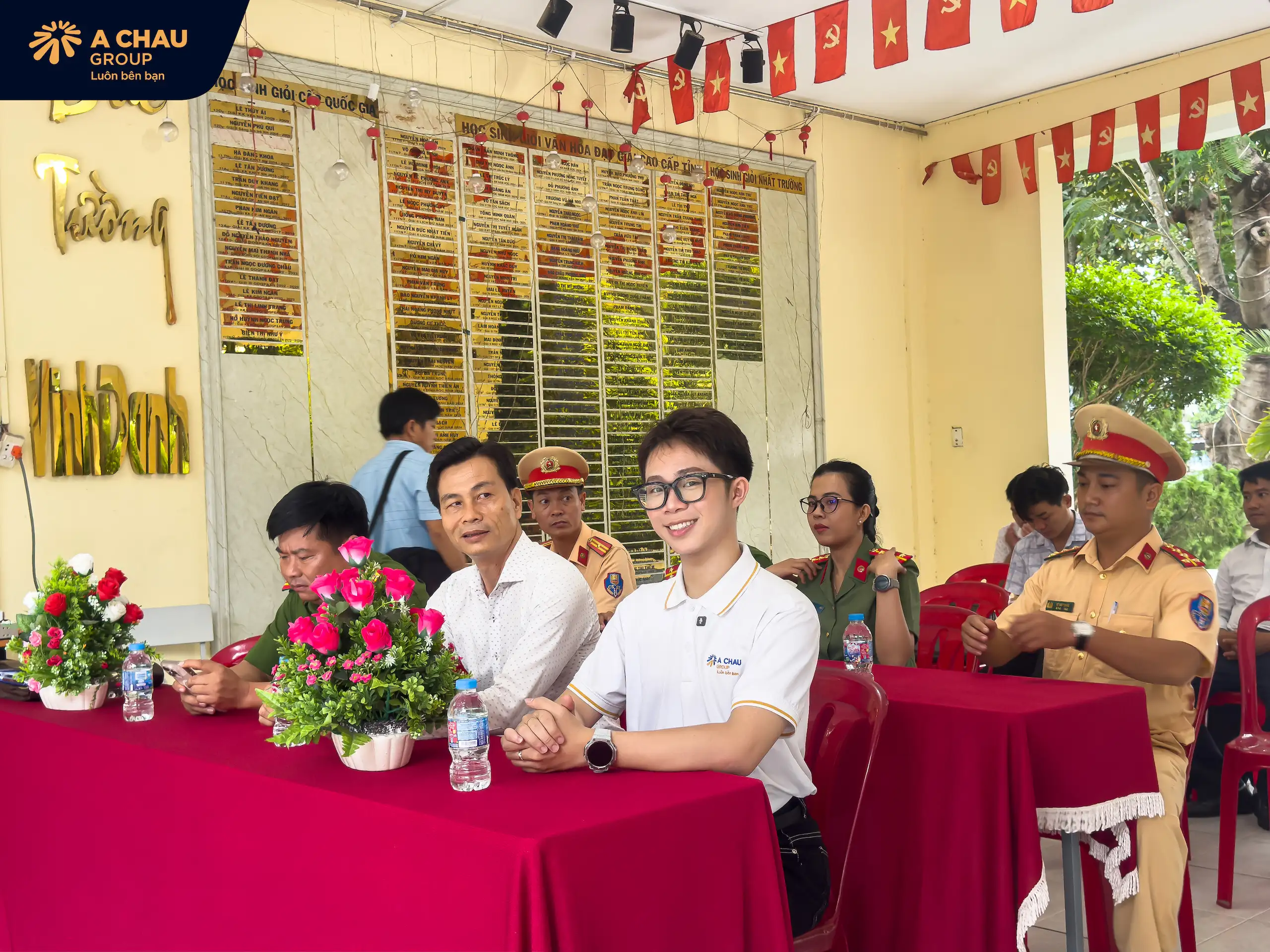TẬP ĐOÀN QUỐC TẾ Á CHÂU ĐỒNG HÀNH TUYÊN TRUYỀN AN TOÀN GIAO THÔNG, TRAO TẶNG 100 MŨ BẢO HIỂM CHO HỌC SINH THPT ĐỨC HÒA