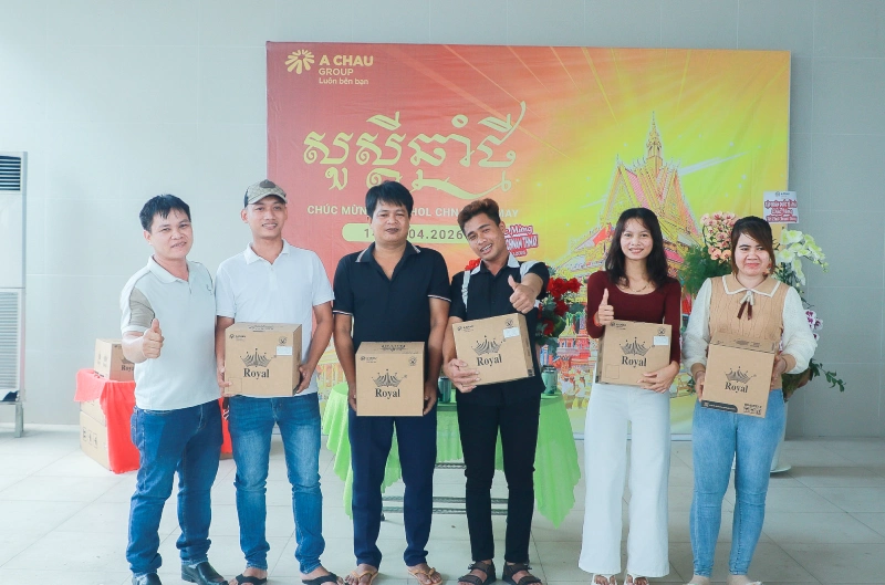 Tặng cho nhân viên trong các dịp nội bộ là các dịp tặng nón bảo hiểm in logo thích hợp 