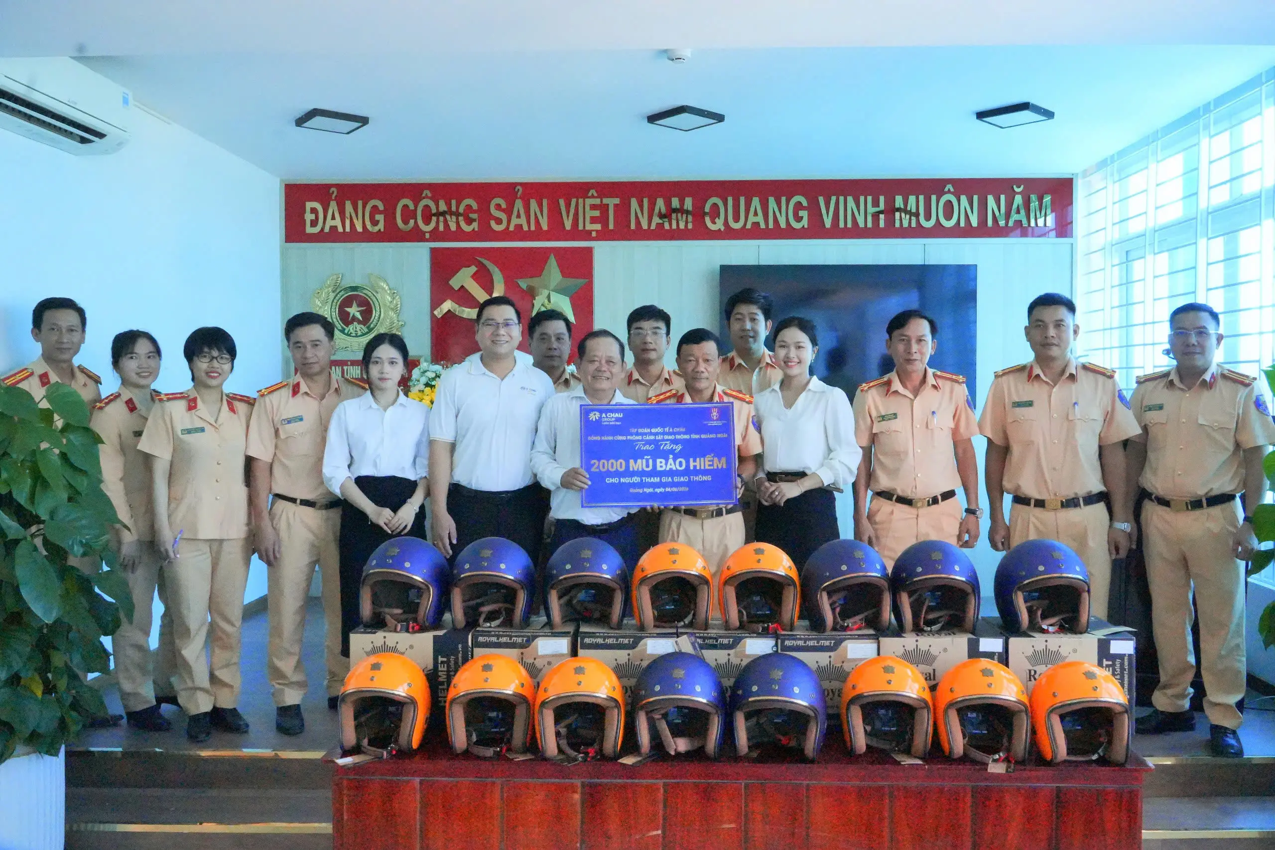 Tập đoàn Quốc tế Á Châu trao tặng 2.000 mũ bảo hiểm đạt chuẩn cho người dân Quảng Ngãi, lan tỏa văn hóa giao thông an toàn