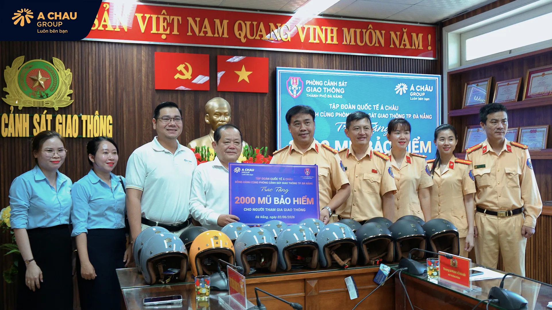 Á Châu Group đồng hành cùng csgt Đà Nẵng trao tặng 2.000 mũ bảo hiểm đạt chuẩn, lan tỏa văn hóa giao thông an toàn