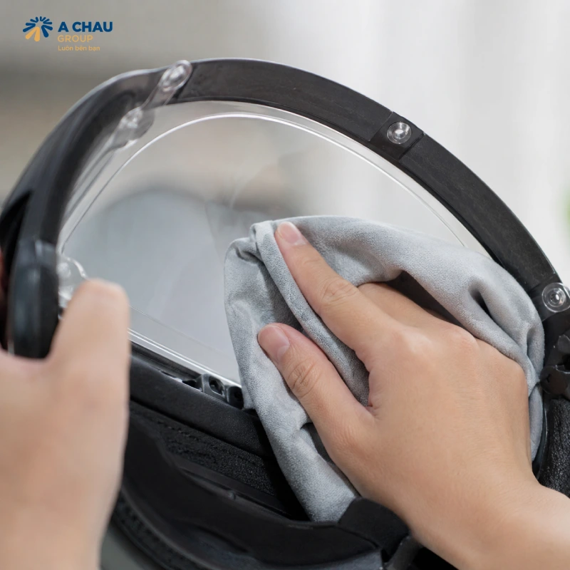 Hướng dẫn 5 cách làm sạch kính mũ bảo hiểm tốt nhất 8 Cách làm sạch mặt trong kính mũ bảo hiểm