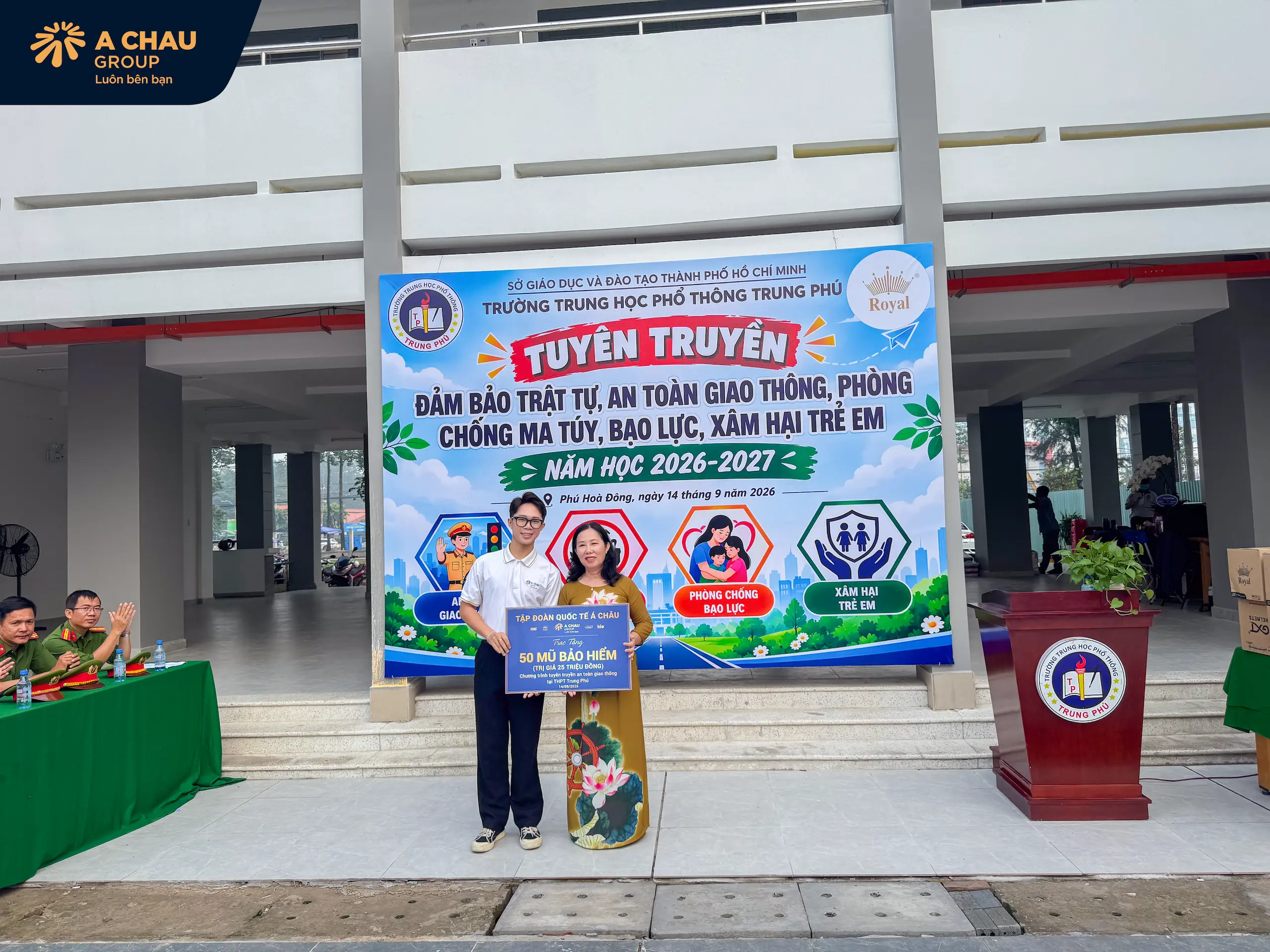 Á Châu Group trao tặng 50 mũ bảo hiểm trong chương trình tuyên truyền an toàn giao thông tại THPT Trung Phú