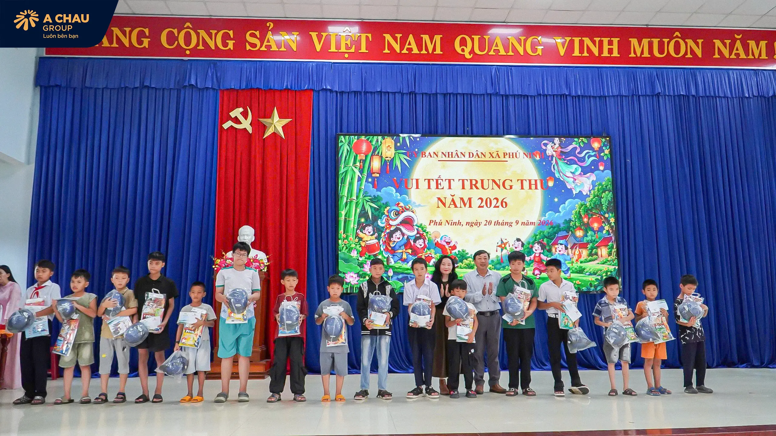 Á Châu GROUP đồng hành “vui tết trung thu”, trao tặng 120 chiếc nón bảo hiểm tại Đà Nẵng