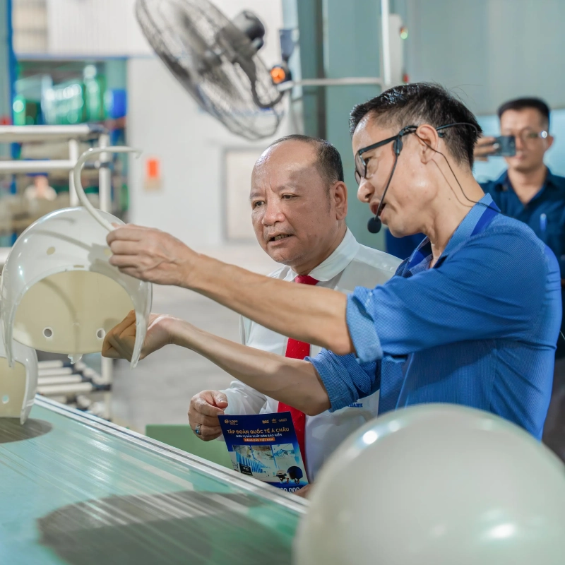 Cách tìm xưởng in nón bảo hiểm uy tín qua trực tiếp nhà máy